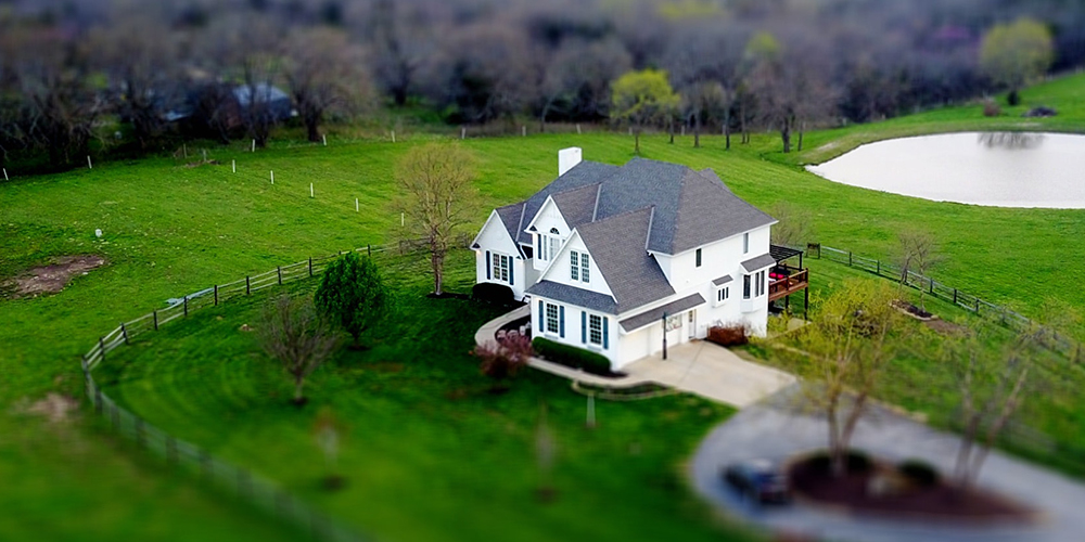 Overhead of farm home on Zillow, where a patent may be held.
